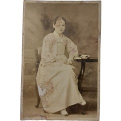 [12] '키쿠타(菊田) 사진관'에서 촬영·제작된 조선인 여성의 명함판(Carte de Visite) 초상 사진